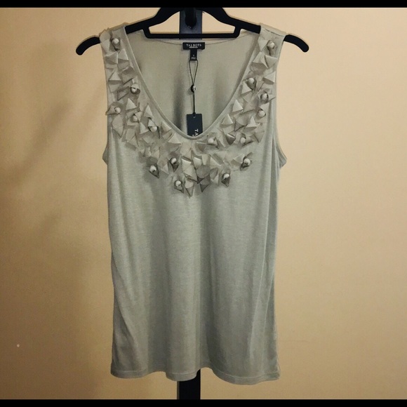 Low-cut Sculpted Trim top - Picture 1 of 3